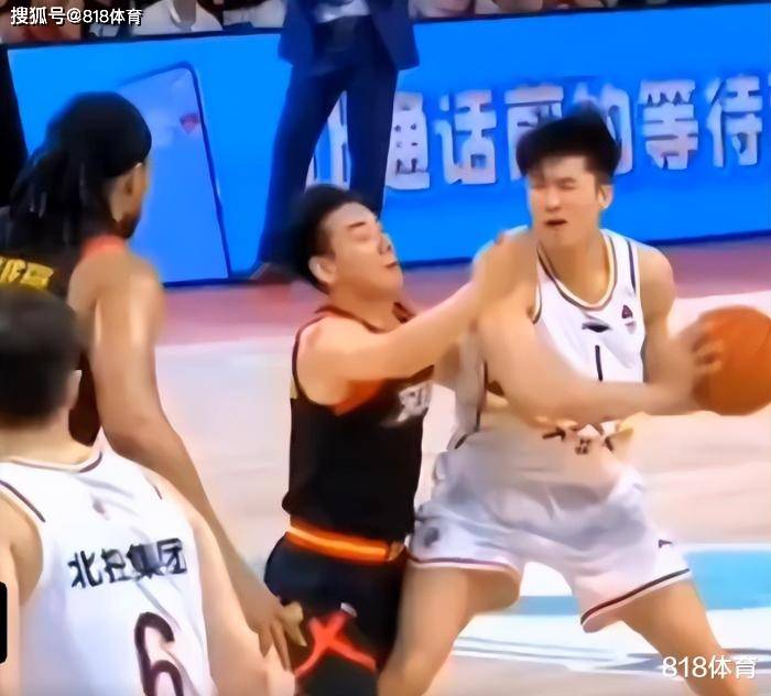 过分!沈梓捷怒推孟子凯大骂他假摔,闵鹿蕾冲进场呵斥大鸟口吐芬芳