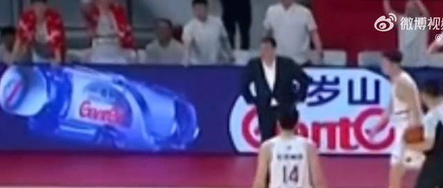 CBA季后赛：沈梓捷愤怒批评孟子凯假摔，闵鹿蕾挺身而出谴责事件